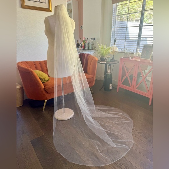 David's Bridal Sheer Cream Veil - Picture 2 of 6
